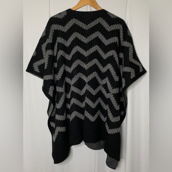 Original Nicole Miller - Black And White Poncho/ Wrap/ Shawl - One Size - Picture 2 of 4